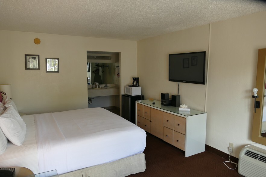 More Photos Of 990 N Homestead Blvd, Homestead Hotel For Sale