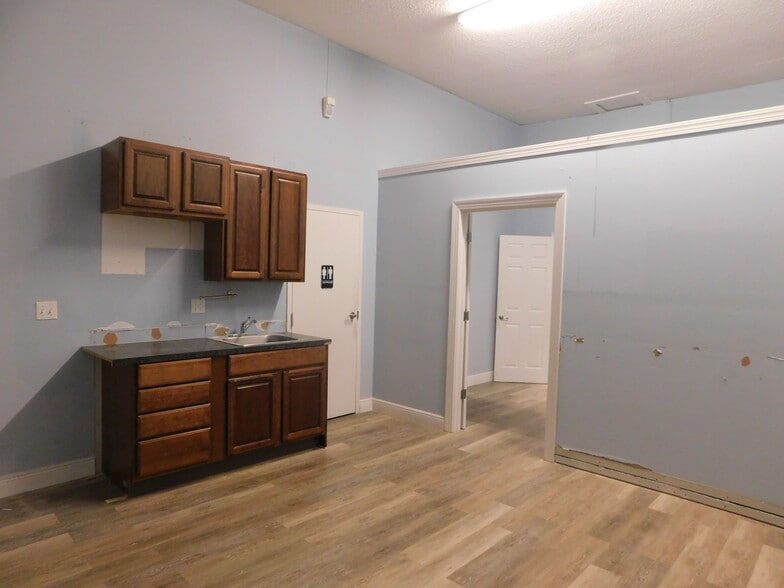 More Photos Of 5070 Industry Dr, Melbourne Manufacturing For Lease