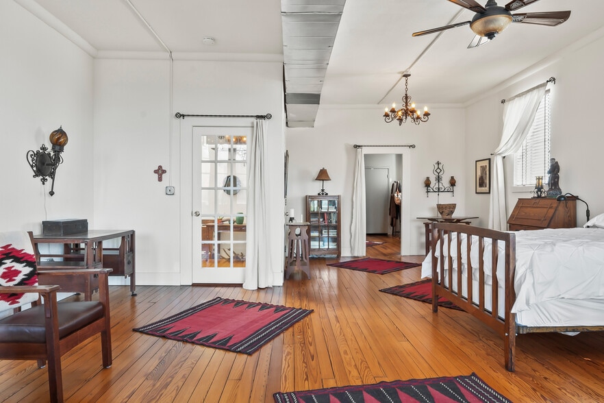 More Photos Of 118 W. Grand St, Whitewright Storefront Retail Residential For Sale