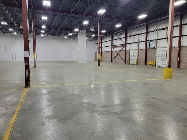 More Photos Of 19695 Commerce Pky, Middleburg Heights Distribution For Lease