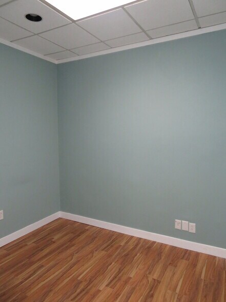 More Photos Of 4801 Wisconsin Ave NW, Washington Office For Sale