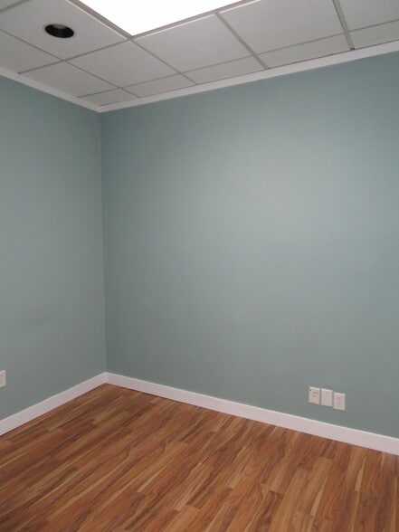 More Photos Of 4801 Wisconsin Ave NW, Washington Office For Sale