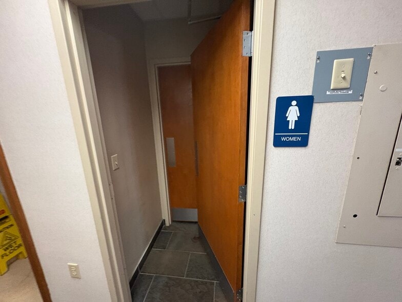 More Photos Of 3550 N Washington Blvd, Indianapolis Medical For Lease