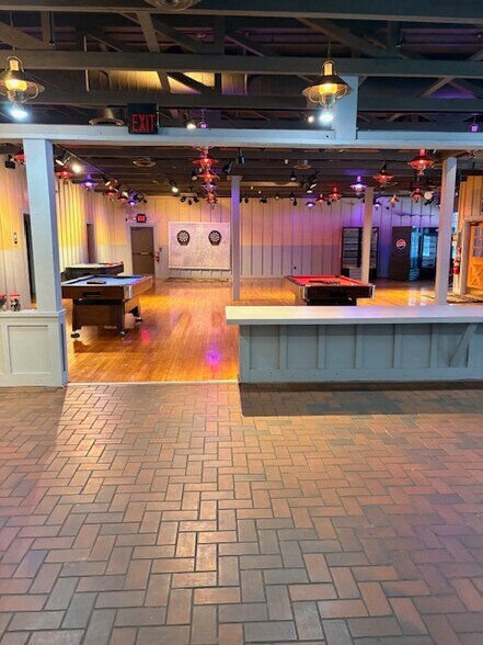 More Photos Of 5581 S 9th St, Kalamazoo Restaurant For Sale