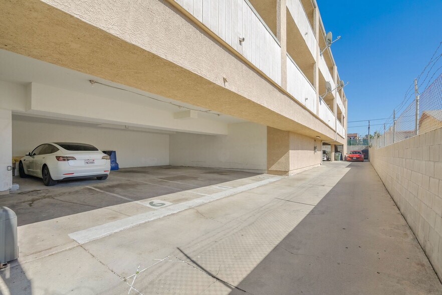 More Photos Of 646 N Madison Ave, Los Angeles Apartments For Sale