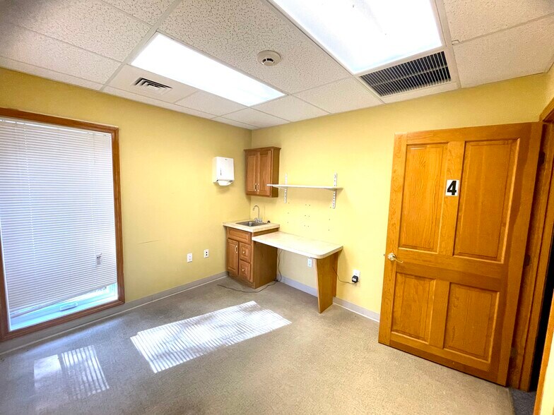 More Photos Of 52-56 Stiles Rd, Salem Medical For Lease