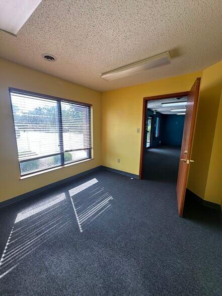 More Photos Of 7779 E Ridgewood Rd, Hobart Office For Lease