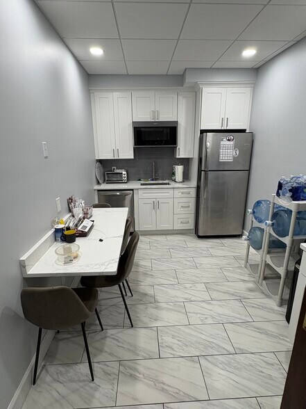 More Photos Of 52 New Orleans Rd, Hilton Head Island Office For Sale