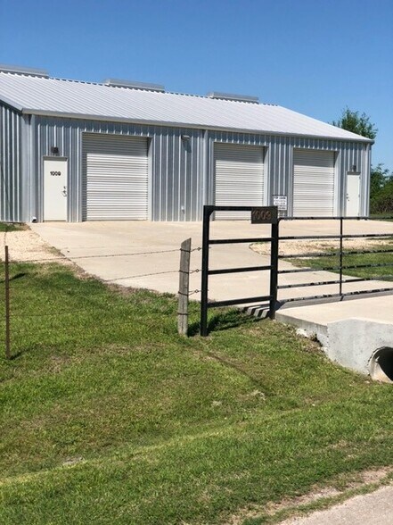 More Photos Of 1009 Old Plantersville, Montgomery Warehouse For Lease