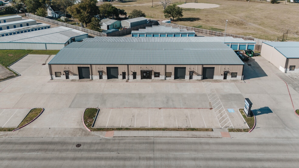 More Photos Of 305 Sam Houston Dr, Victoria Storefront For Lease