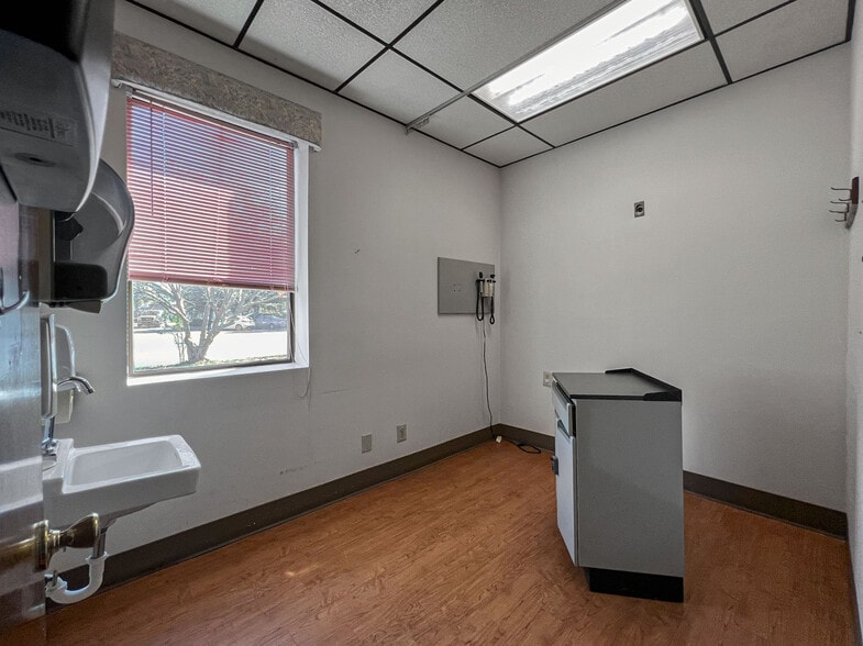 More Photos Of 119 W Lowman St, Mullins Medical For Sale