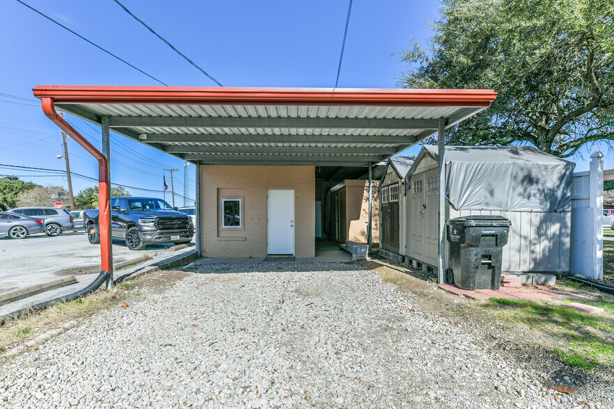 More Photos Of 121 W Sealy St, Alvin Freestanding For Sale