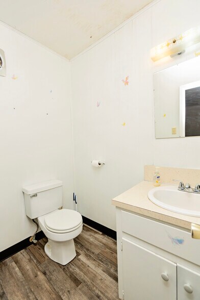 More Photos Of 415 N Main St, Belton General Retail For Sale