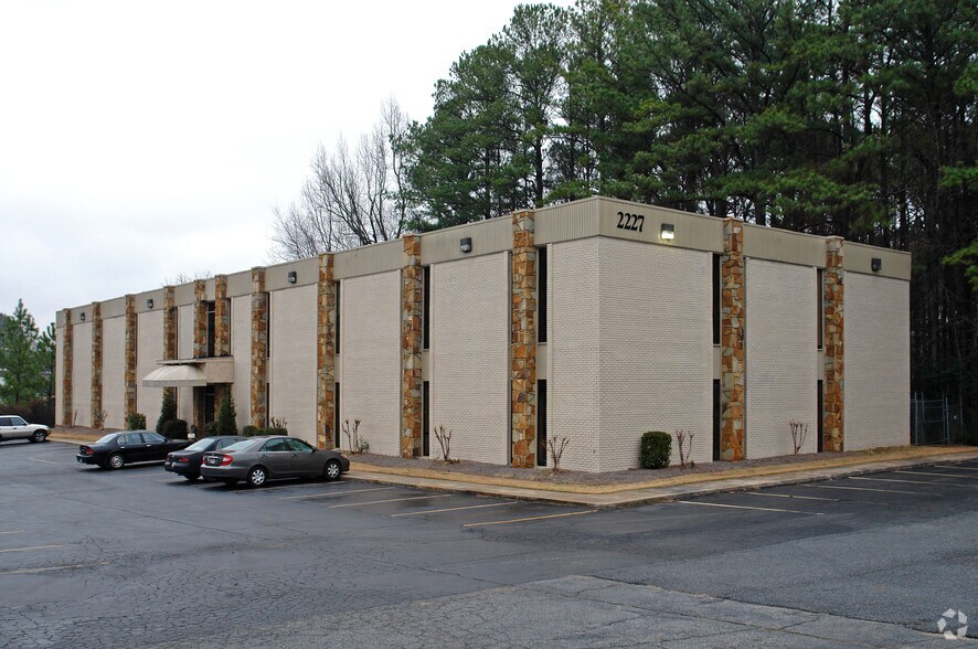 More Photos Of 2227 Godby Rd, Atlanta Office For Lease