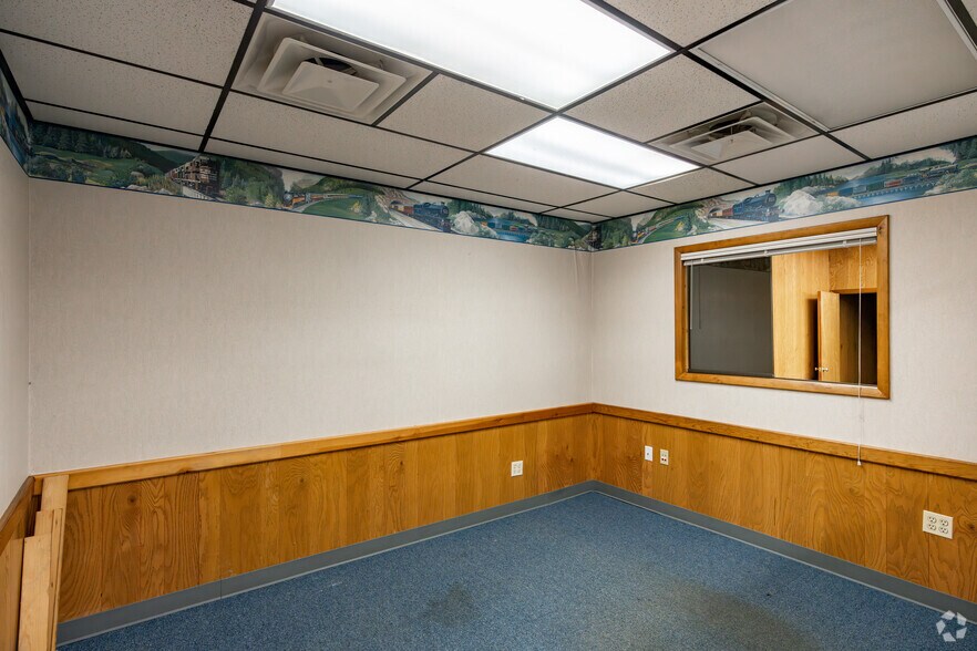 More Photos Of 11956-11972 N Saginaw St, Mount Morris General Retail For Sale