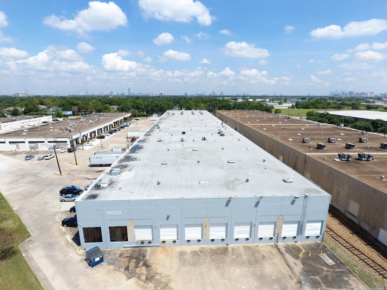 More Photos Of 11502 S Main St, Houston Distribution For Lease