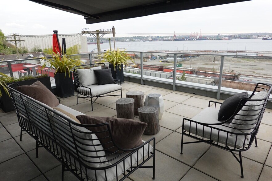 More Photos Of 370 Esplanade E, North Vancouver Warehouse For Lease