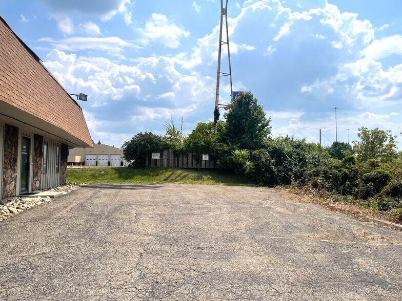 More Photos Of 6947 Promway Ave NW, North Canton Office For Lease