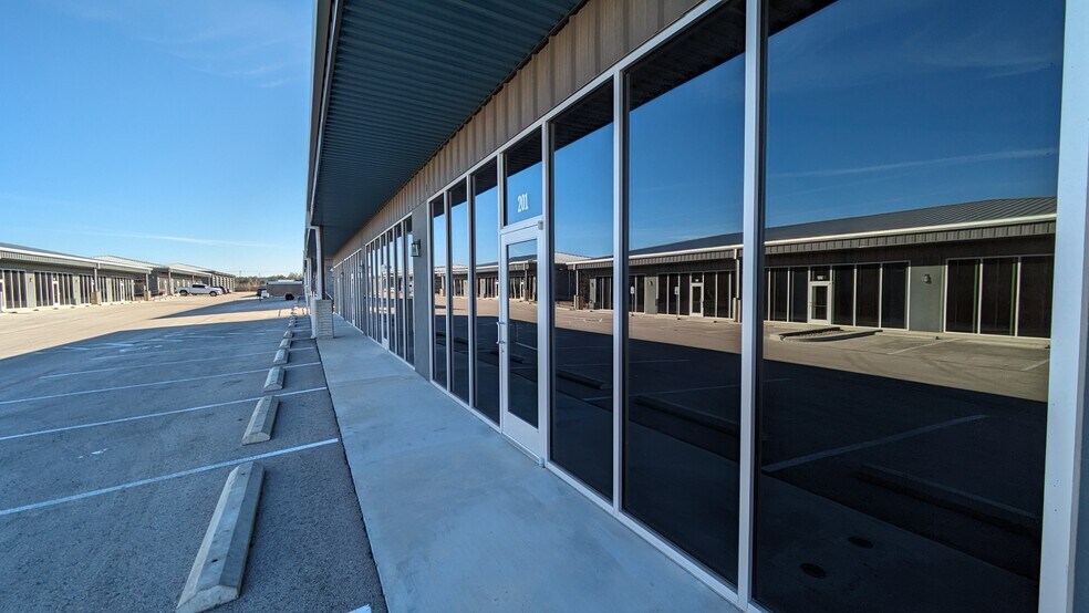 More Photos Of 706 Leander Dr, Leander Unknown For Lease