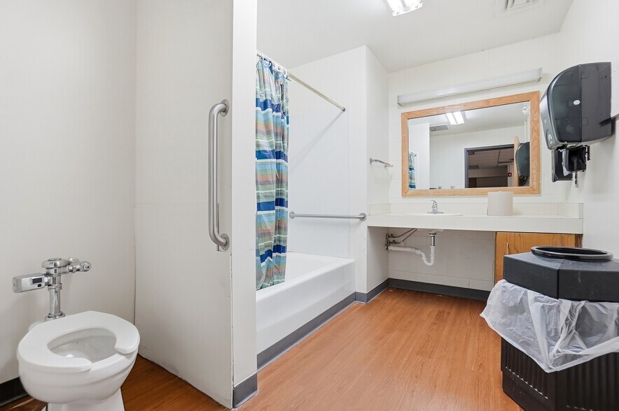 More Photos Of 110 W Leffel Ln, Springfield Service For Lease