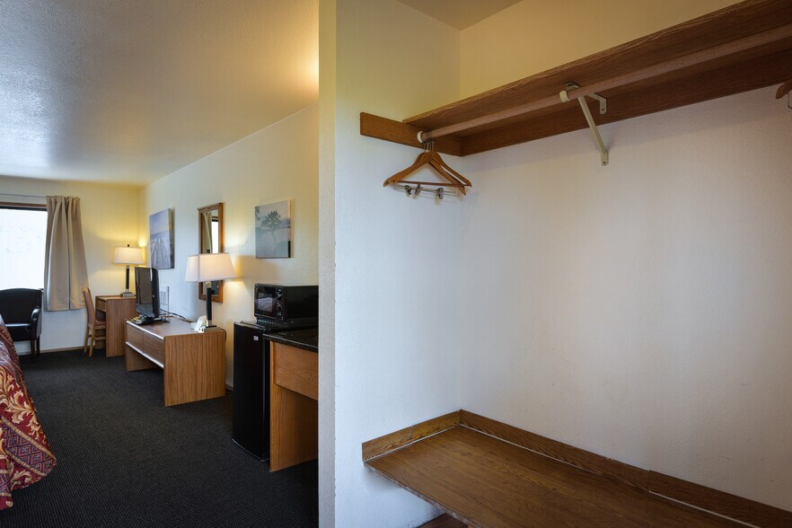 More Photos Of 906 9th St, Anacortes Hotel For Sale