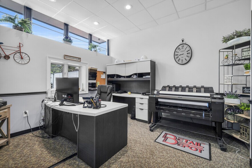 More Photos Of 300 Riverside Ave, Bristol Manufacturing For Sale