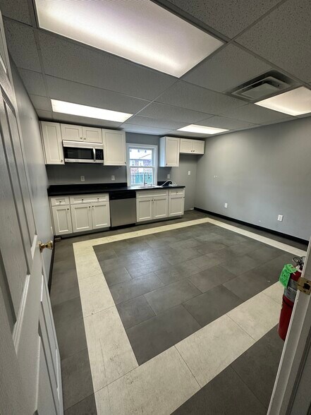 More Photos Of 10 Liberty St, Edison Warehouse For Lease