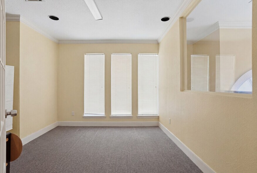More Photos Of 13700 Lakewood Forest Dr, Houston Office For Sale