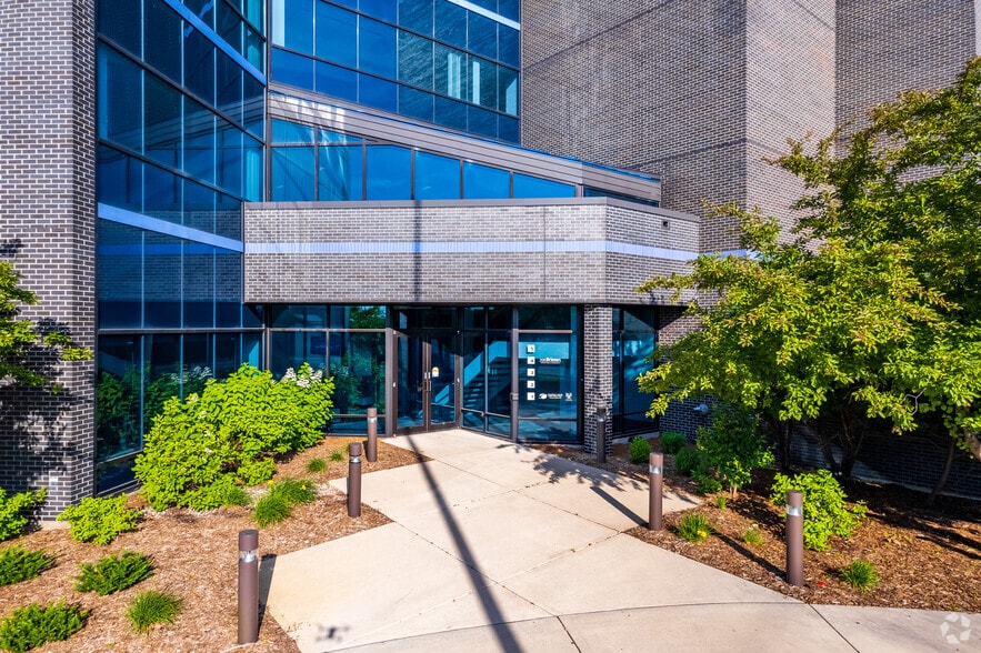 More Photos Of 55 Jewelers Park Dr, Neenah Office For Lease