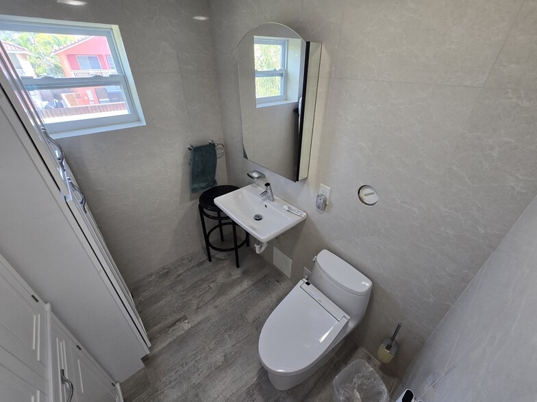 More Photos Of 1583 E Oakland Park Blvd, Oakland Park Freestanding For Sale