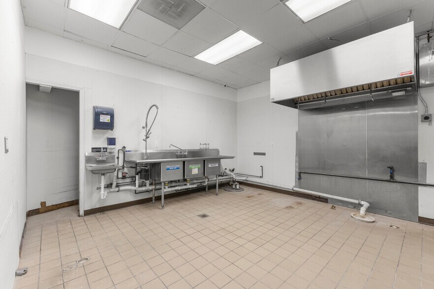 More Photos Of 2919 First St, Wyandotte General Retail For Lease