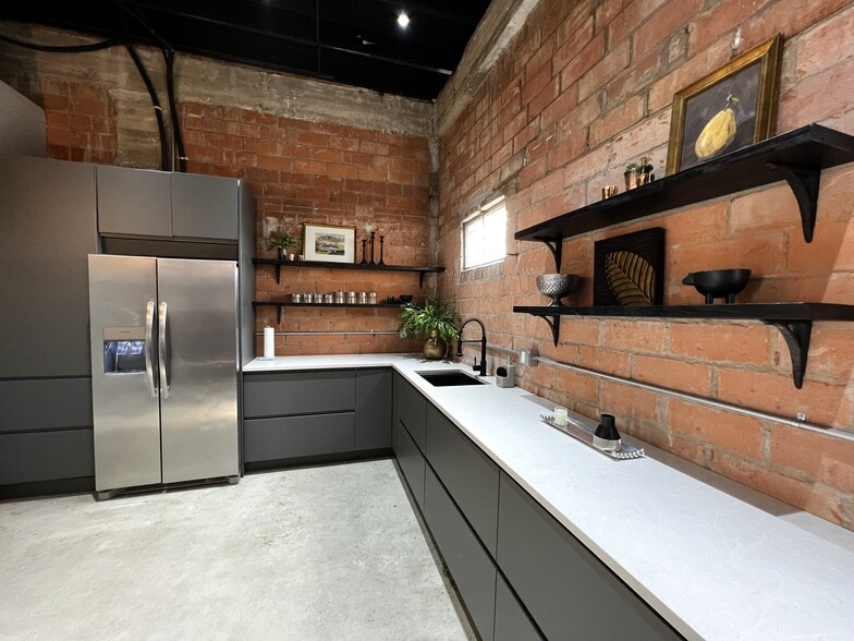 More Photos Of 1101 S Roosevelt Ave, San Antonio Storefront Retail Office For Sale