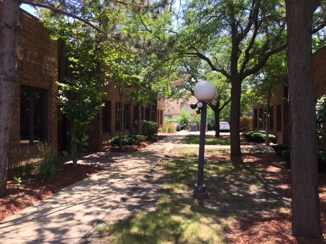 More Photos Of 657 E Golf Rd, Arlington Heights Unknown For Lease