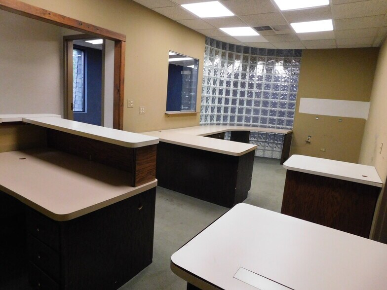 More Photos Of 700 W Jefferson St, Shorewood Office For Sale