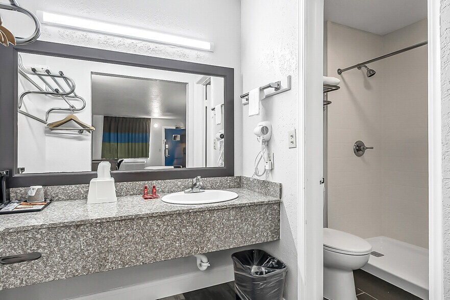 More Photos Of 321 S Rockwell Ave, Oklahoma City Hotel For Sale