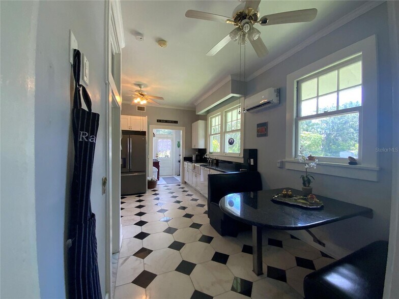 More Photos Of 606 E Oak St, Arcadia Hospitality For Sale