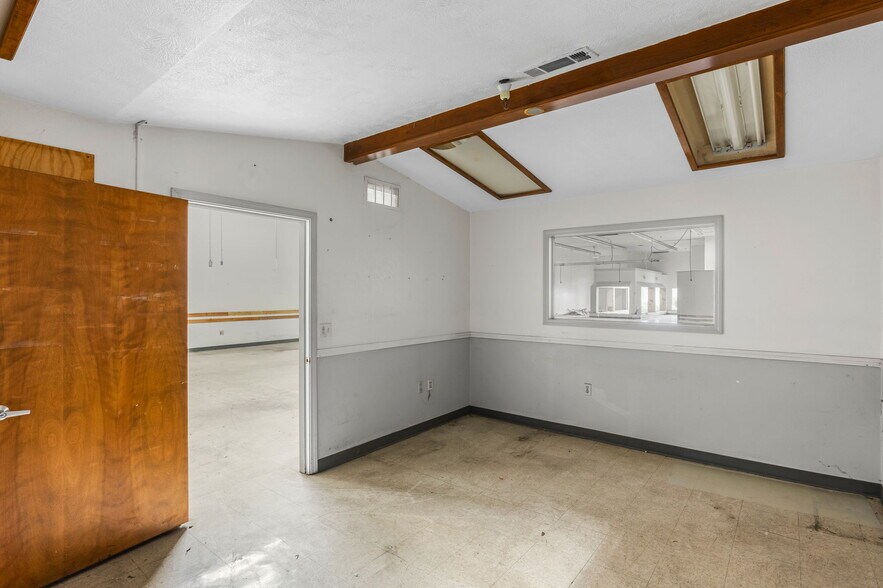 More Photos Of 106-108 W Main St, Woodland General Retail For Sale