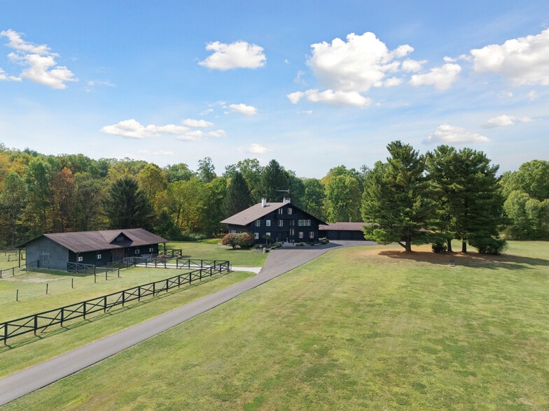 More Photos Of 550 Warner rd, Vienna Specialty For Sale