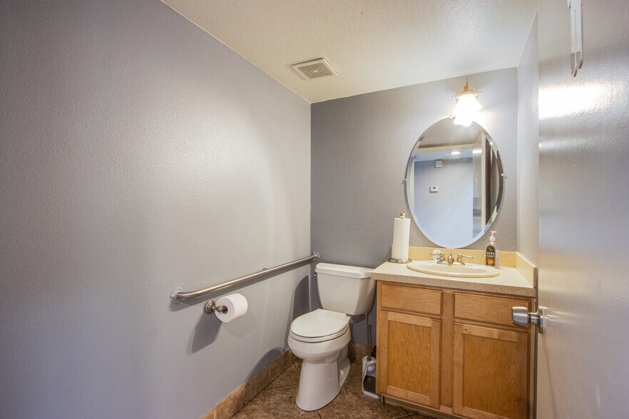 More Photos Of 4251 W Oquendo Rd, Las Vegas Light Distribution For Sale