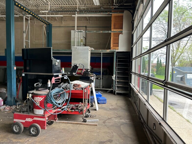 More Photos Of 13917 S Torrence Ave, Burnham Auto Repair For Sale