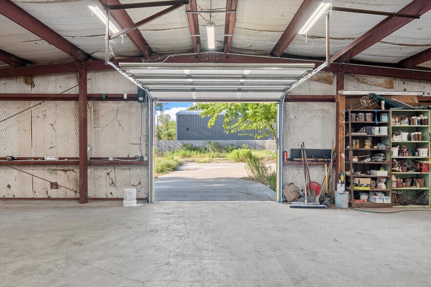 More Photos Of 200 N Lacy Dr, Waco Warehouse For Lease