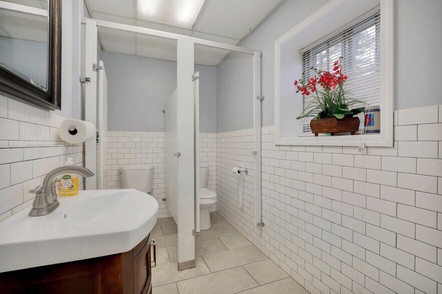 More Photos Of 103 Fort Salonga Rd, Northport Office For Sale