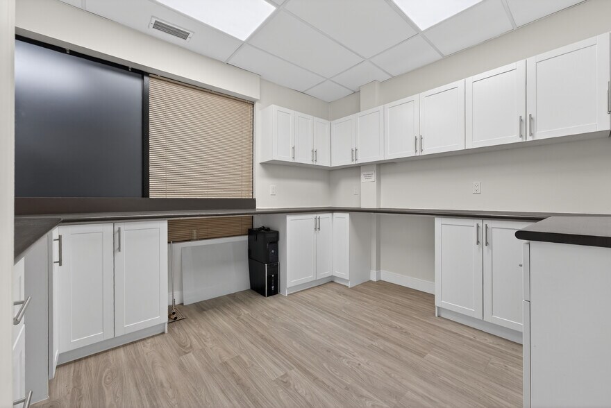 More Photos Of 570 Hood Rd W, Markham Service For Sale
