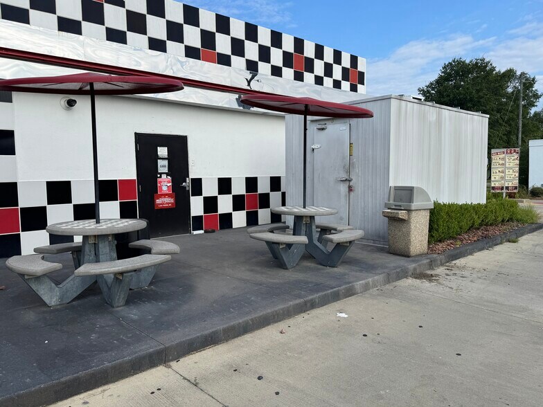 More Photos Of 5620 Mcfarland Blvd, Northport Freestanding For Lease