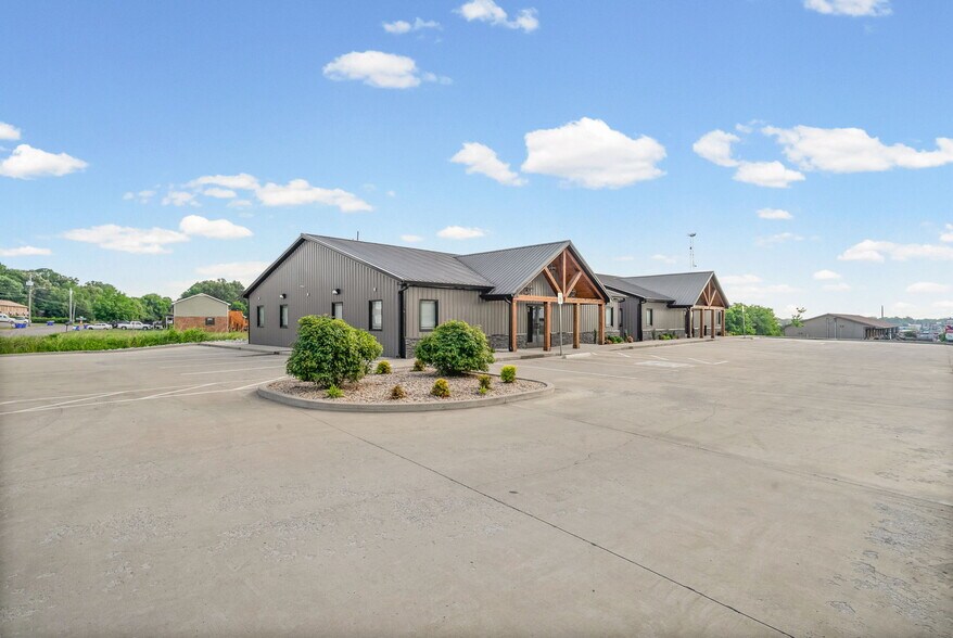 More Photos Of 159 Darlene Dr, Clarksville Office For Lease