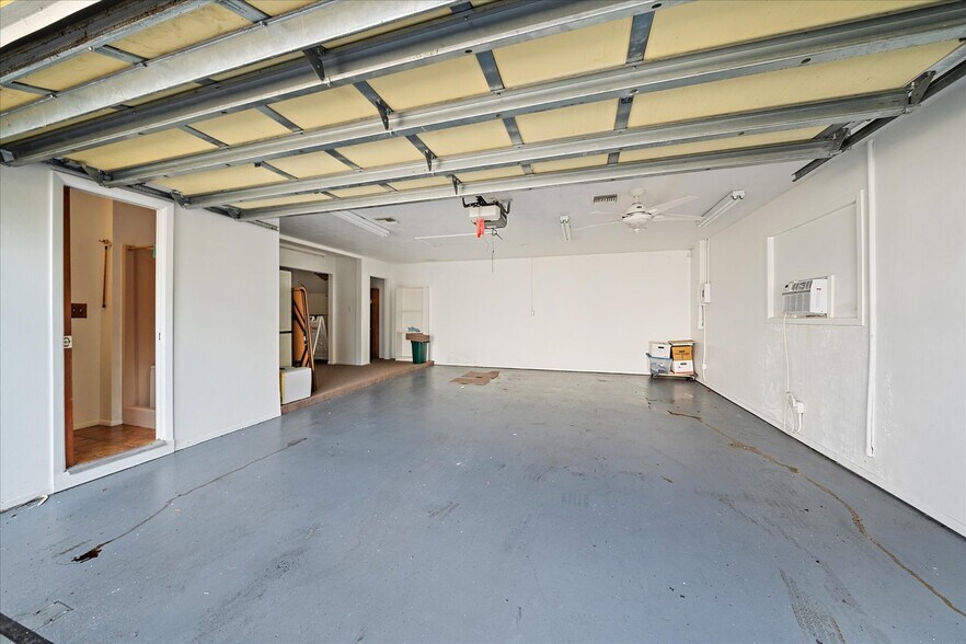 More Photos Of 2072-2074 Constitution Blvd, Sarasota Office For Sale