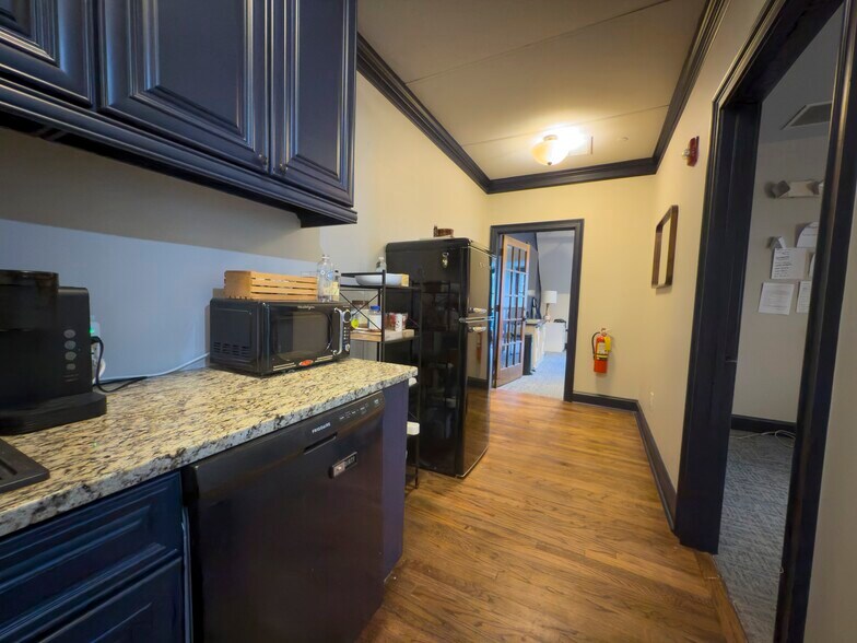 More Photos Of 590 Mimosa Blvd, Roswell Restaurant For Lease