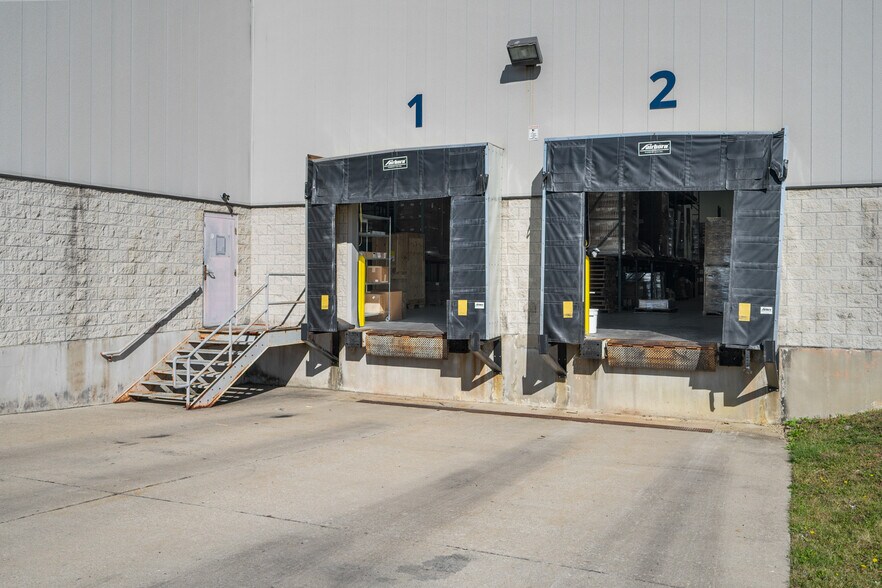 More Photos Of 655 Dearborn Park Ln, Worthington Warehouse For Lease