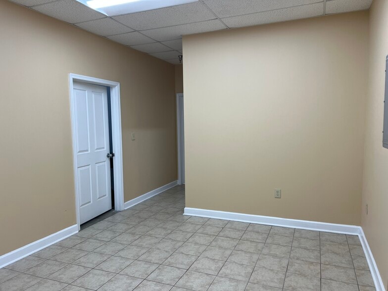 More Photos Of 8741 Ashwood Dr, Capitol Heights Warehouse For Lease