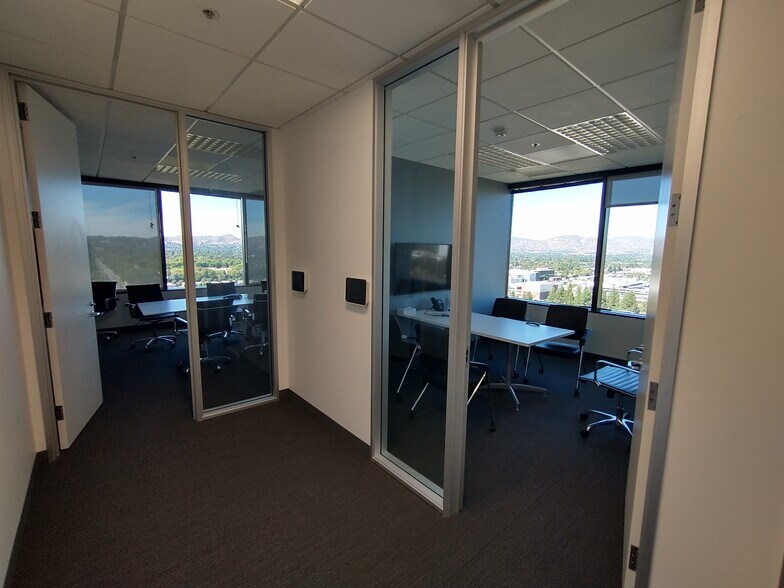 More Photos Of 21700 Oxnard St, Woodland Hills Office For Lease